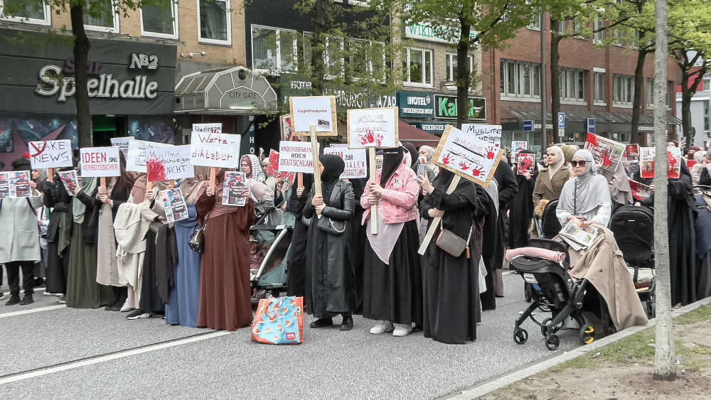 Organisierte Demo von "Muslim Interaktiv" auf dem Steindamm in Hamburg