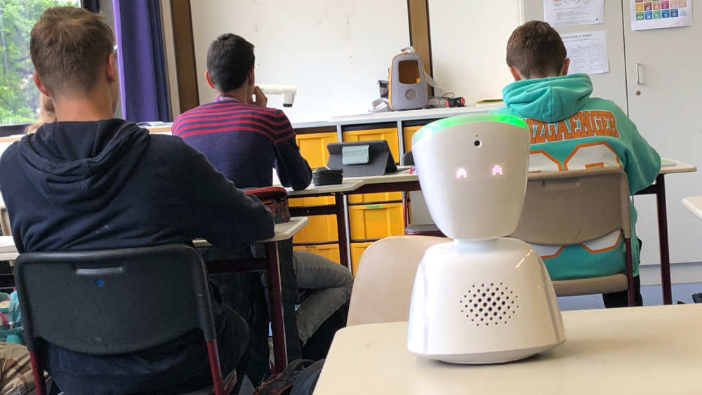 Seit April verbindet der Avatar Julia mit der Welt in der Schule