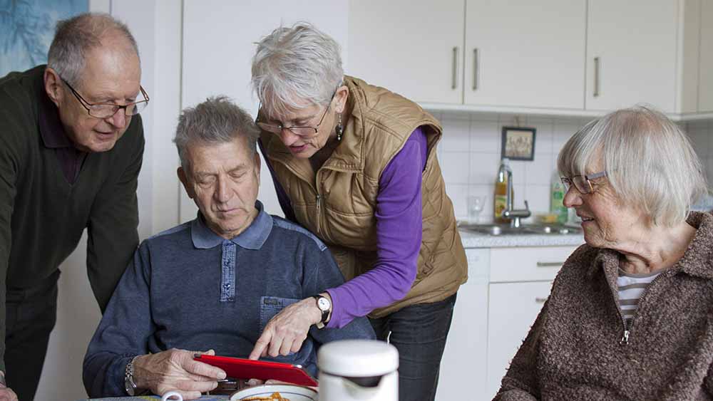 Fake News: Gerade ältere Menschen fallen immer wieder auf falsche Nachrichten und Versprechungen rein