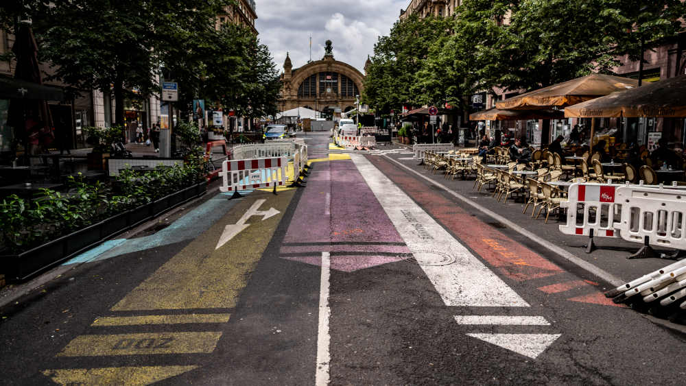 Bunte Pfeile auf dem Asphalt in der Kaiserstrasse in Frankfurt am Main sollen den Fussballfans den Weg weisen