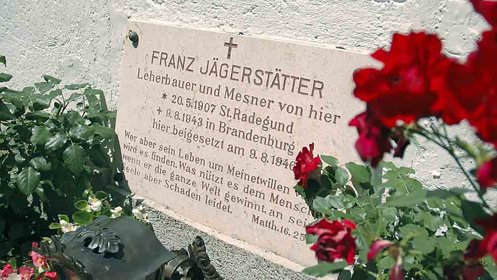 Das Grab von Franz Jägerstätter steht vor der barocken Kirche von St. Radegund in Oberösterreich