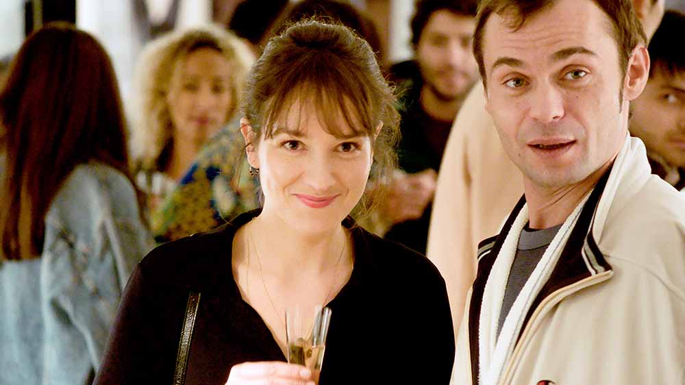 Mathilda (Anaïs Demoustier) und Nicolas (Robinson Stévenin) freuen sich über das neue Pfandleihgeschäft von Aurore und Bruno