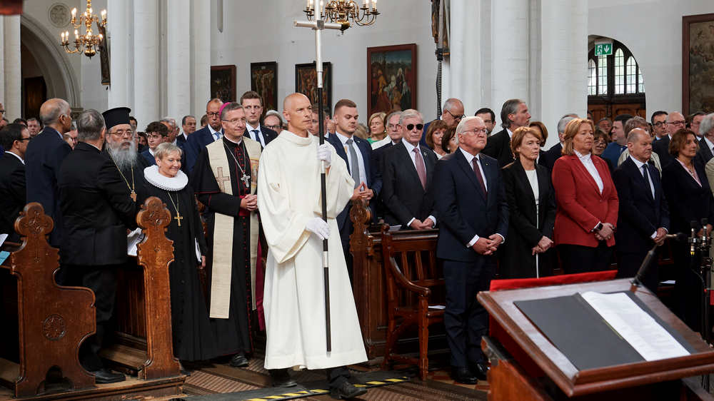 Mit einem ökumenischen Gottesdienst haben die Kirchenden Geburtstag des Grundgesetzes gefeiert