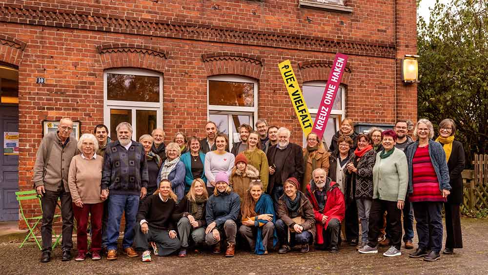 Die Mitglieder von „beherzt“ zeigen Gesicht, hier bei ihrem fünften Jubiläumsfest im November 2023. 