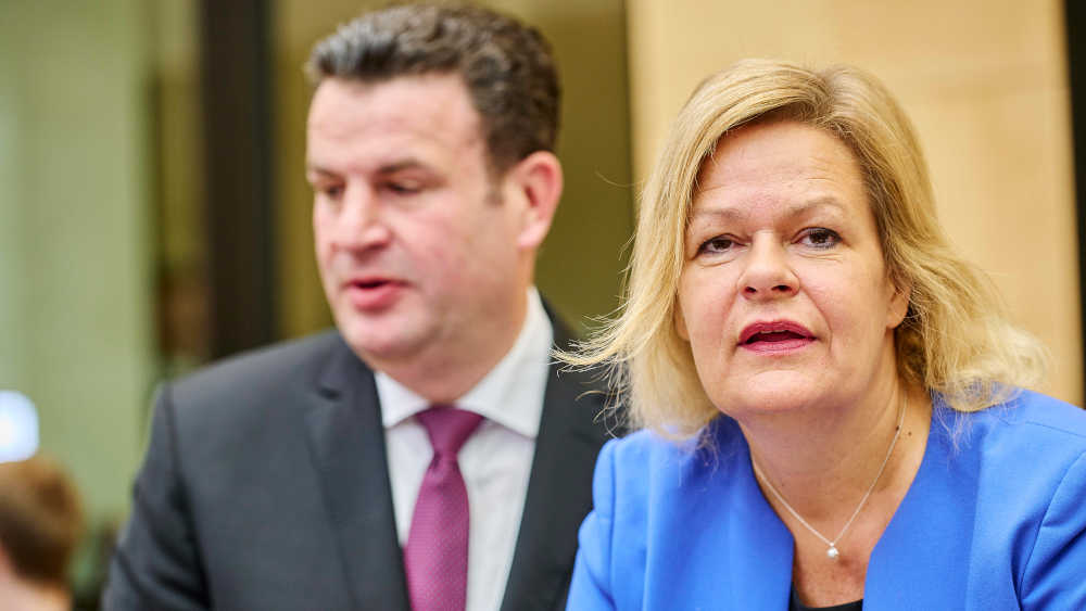 Arbeitsminister Heil und Innenministerin Faeser haben mit der Chancenkarte die letzte Stufe des Fachkräfteeinwanderungsrechts auf den Weg gebracht