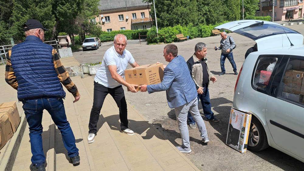  Helfer beim Ausladen von Hilfsgütern aus Deutschland in Mikolajew (Ukraine)