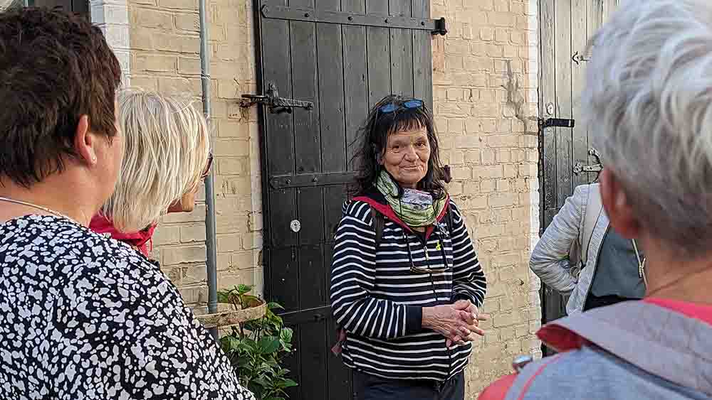 Hilke Rudolph holt bei ihrer Stadtführung starke Frauen aus dem Schatten der Hinterhöfe