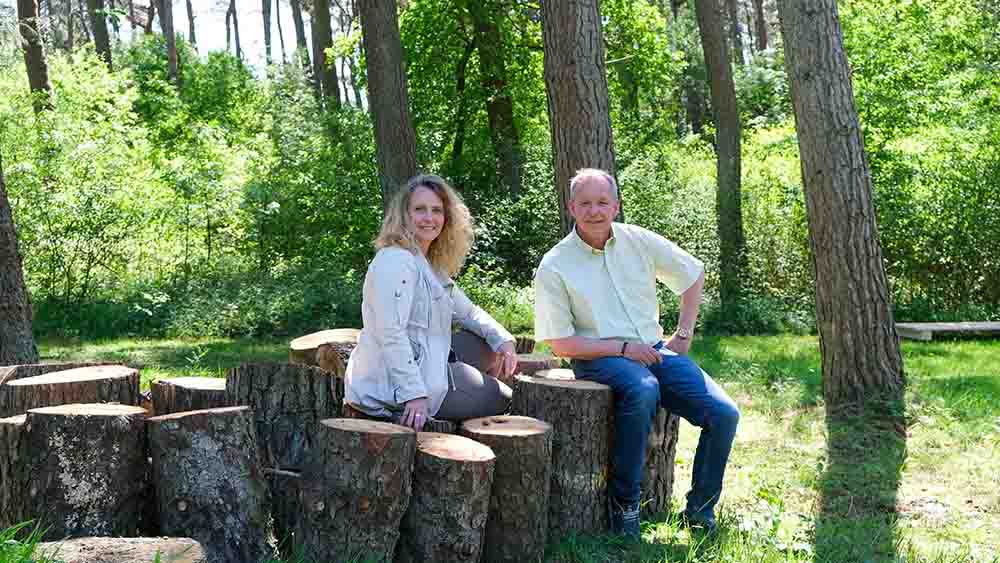 Katharina Grothkopp und Gerd Rullmann vom Verband Verwaiste Eltern Schleswig-Holstein auf der Lichtung in Jevenstedt bei Rendsburg 