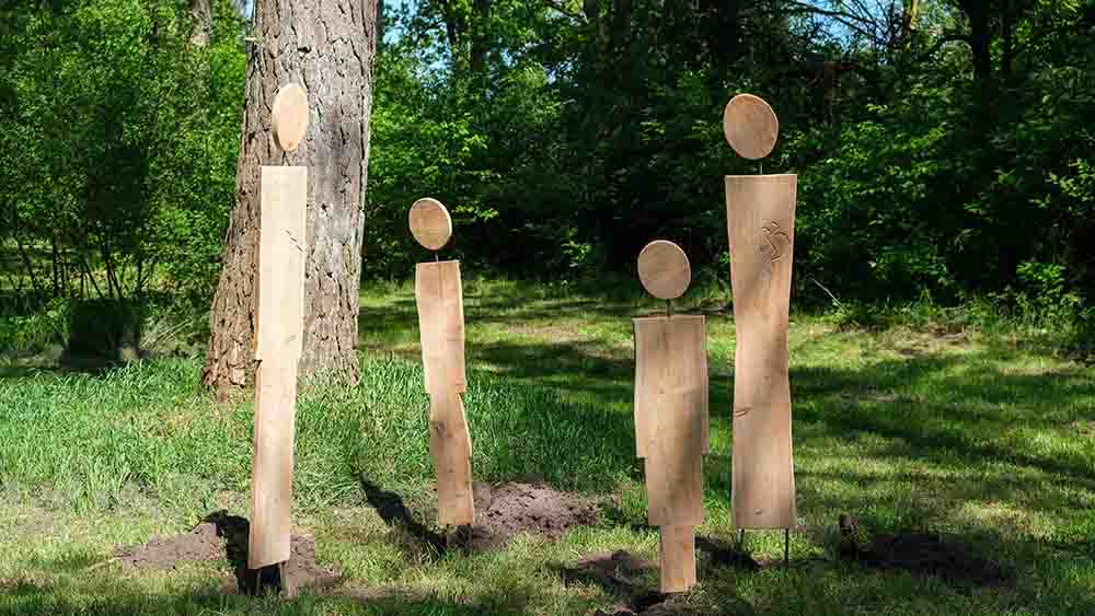 Die Skulptur symbolisiert eine trauernde Familie auf der Lichtung