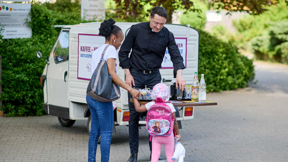 Pfarrer Viktor Weber von der Evangelischen Kirchengemeinde Berlin-Staaken im Gespräch mit Gemeindemitgliedern