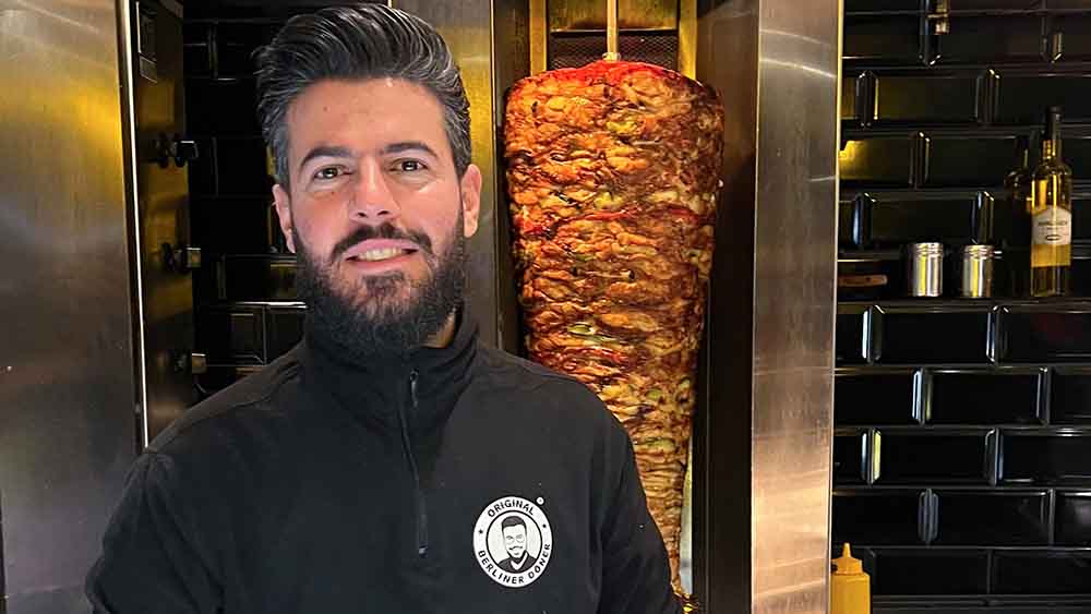 Huzan Albag bietet in seinem Döner-Imbiss in Nürnberg Bedürftigen kostenloses Essen an