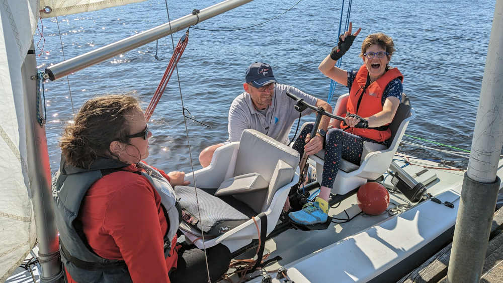 Nadine Löschke, Sven Jürgensen und Daniela Möller (vlnr) beim inklusiven Segeltraining auf der Hamburger Außenalster