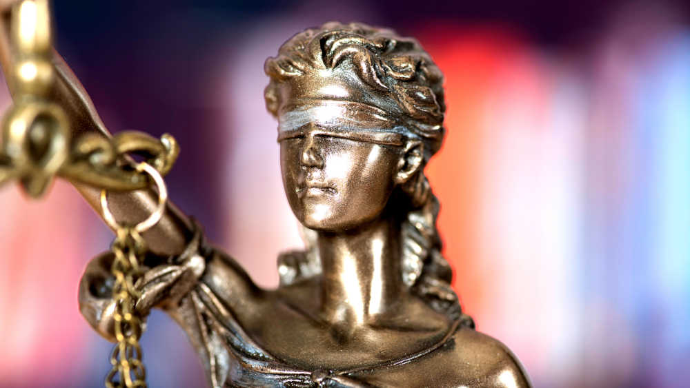 Nach Auffassung des Verwaltungsgerichts Cottbus müssen auch Rechtsextreme zum Jura-Referendariat zugelassen werden