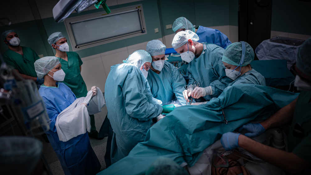 In Deutschland werden offenbar zahlreiche Todesfälle von Müttern nicht in der Statistik erfasst – darauf weist eine Studie unter der Leitung von Oberärztin Josefine Königbauer von der Berliner Charité hin (Symbolbild)