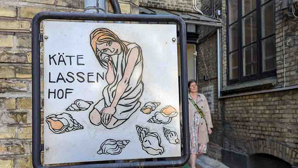 Der Kate-Lassen-Hof führt durch die Flensburger Innenstadt