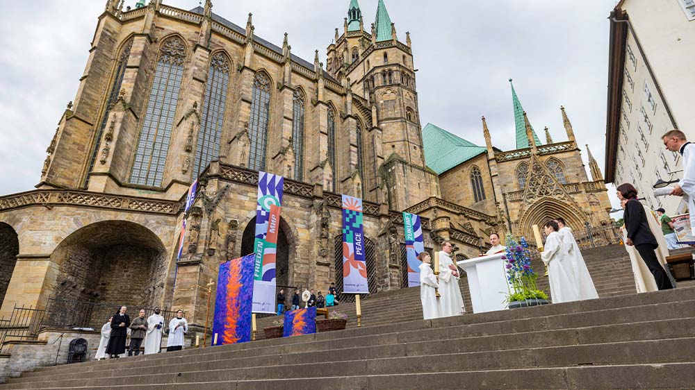 Zum Katholikentag: Gottesdienst auf den Domstufen vor dem Dom in Erfurt 