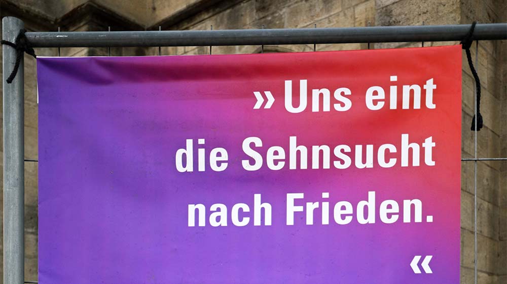 Auch die Kirchen feiern 75 Jahre Grundgesetz (Hier ein Archivbild von einer Kundgebung gegen Rechtsextremismus aus Meiningen in Thüringen)
