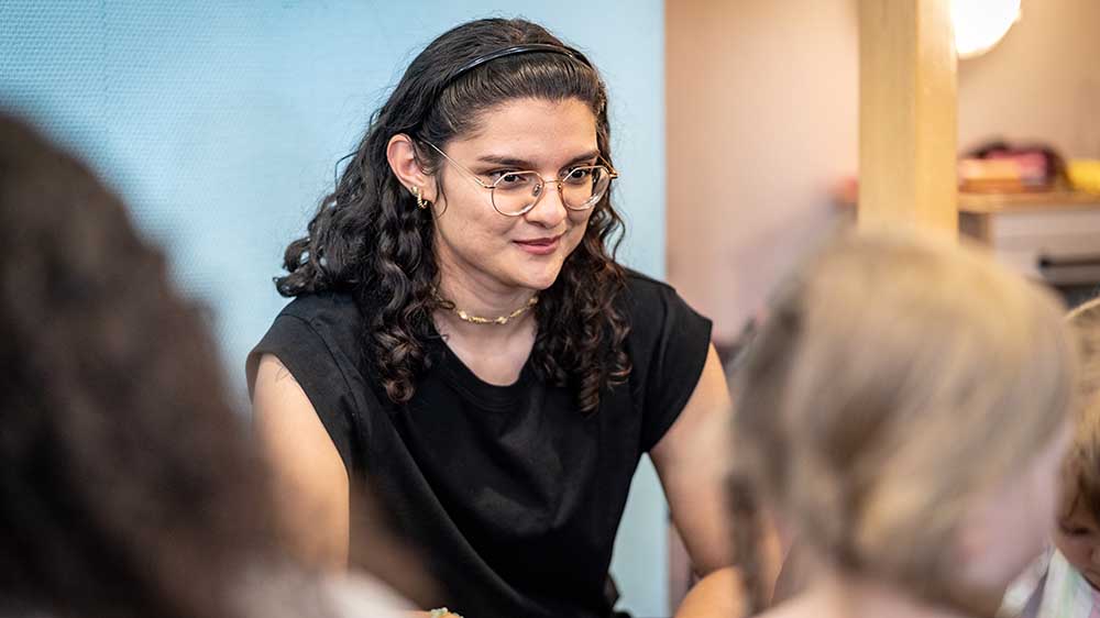 Erzieherin Maria Alejandra Perez Villalba während ihrer Arbeit in der hessischen Kita