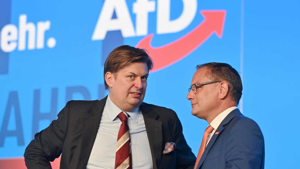 Nach Bruch mit Frankreichs Rechten: Spitzenkandidat Krah (links) verlässt den AfD-Bundesvorstand