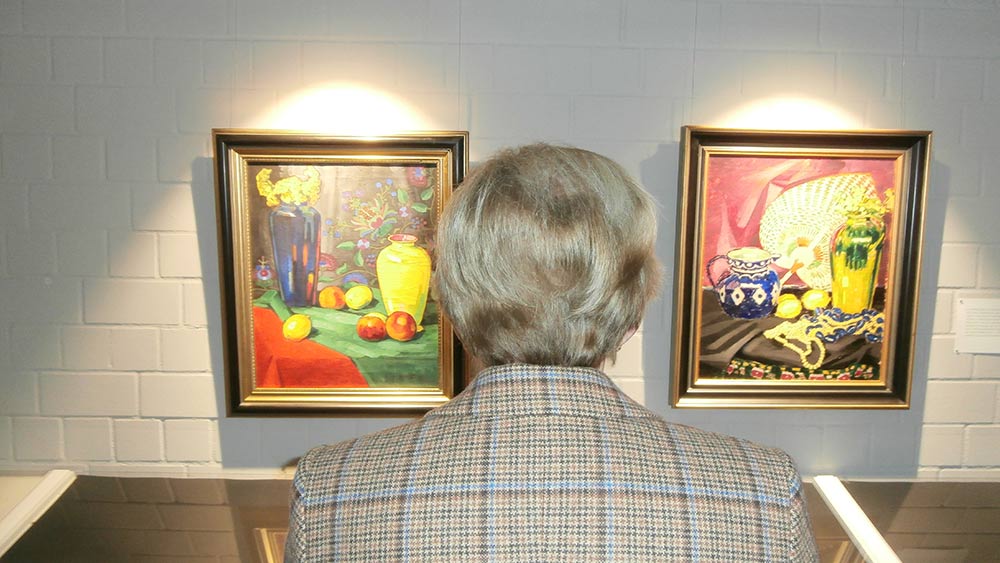 Woran lässt sich die Güte von Kunst festmachen – und ist das überhaupt möglich? Ein Ausstellungsgast vor Stillleben.