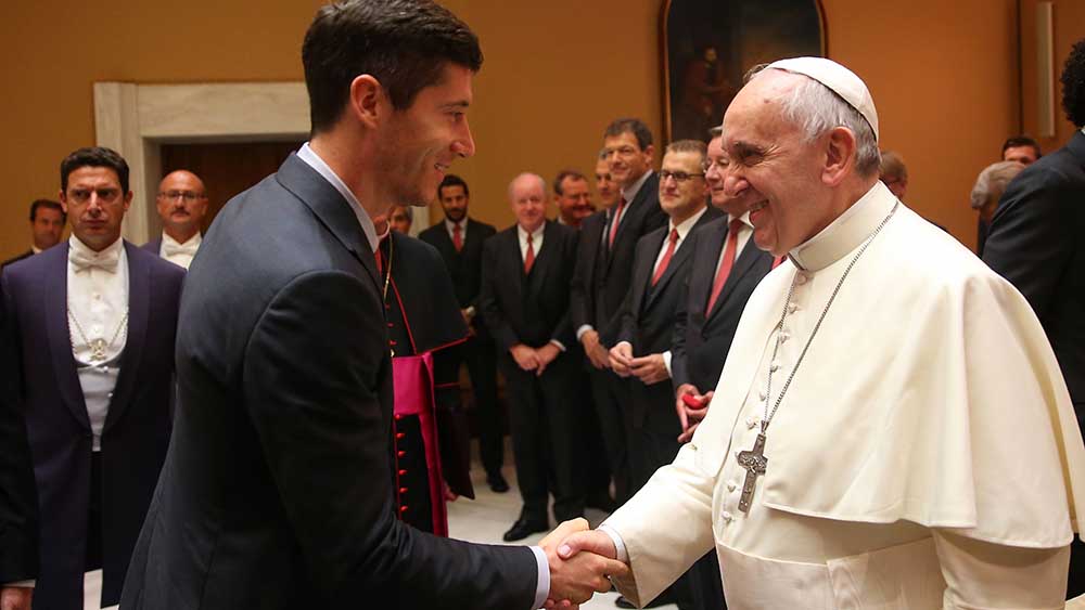 Im Oktober 2014 holte sich Polens Robert Lewandowski Unterstützung beim Papst