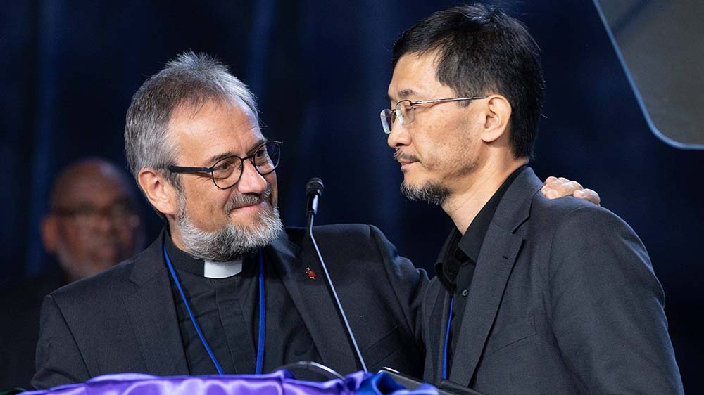 Der deutsche methodistische Bischof Harald Rückert (li.) während der weltweiten Synode in den USA