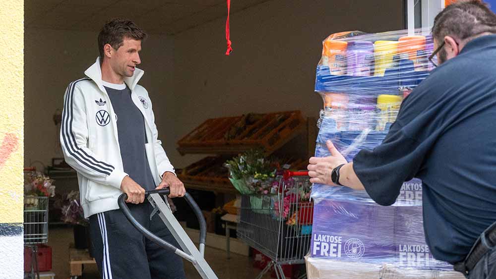 Thomas Müller packte bei der Tafel selbst mit an