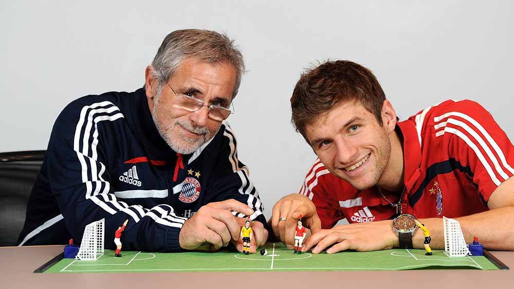Der "Bomber der Nation", Gerd Müller, und Thomas Müller von Bayern München wagen im Dezember 2009 eine Partie Tipp-Kick