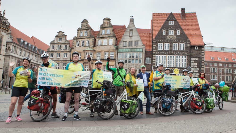 Für einen offenen Umgang mit dem Thema Depressionen wirbt die bundesweite "Mut-Tour" auf dem Bremer Marktplatz