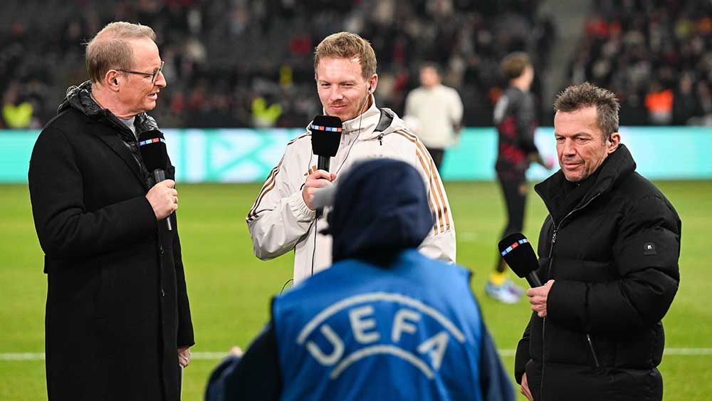 Bundestrainer Julian Nagelsmann wird bei der EM im Interesse der Medien stehen, hier befragt von RTL mit Moderator Florian König (li.) und vom Experten Lothar Matthäus