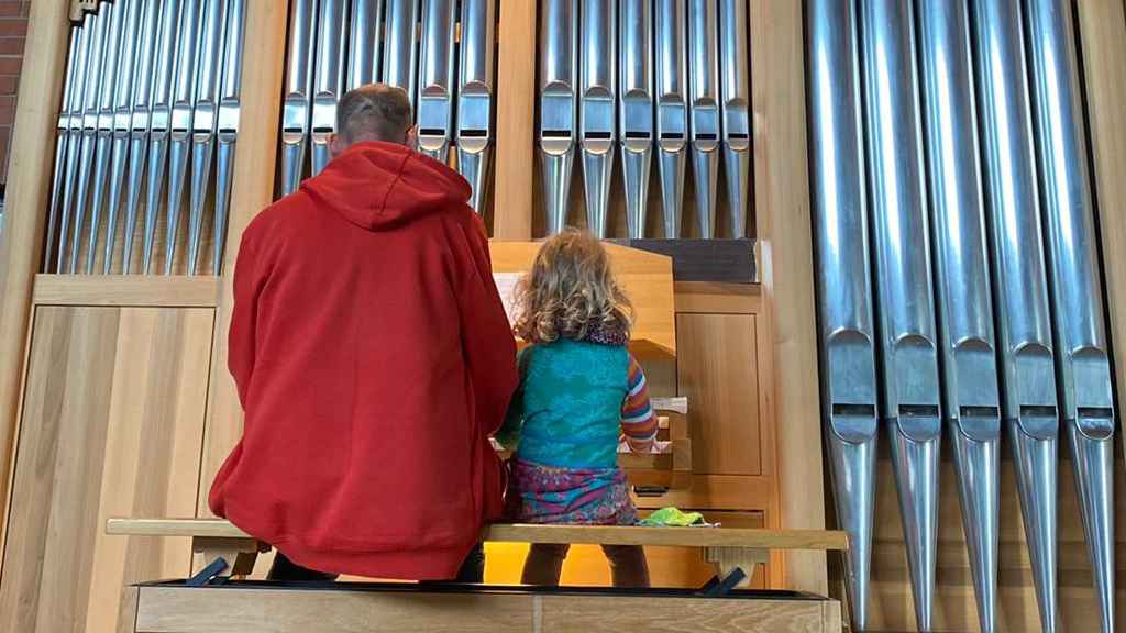 Alt und Jung haben beim westfälischen Orgeltag die Möglichkeit, dem faszinierenden Instrument ganz nahe zu kommen.