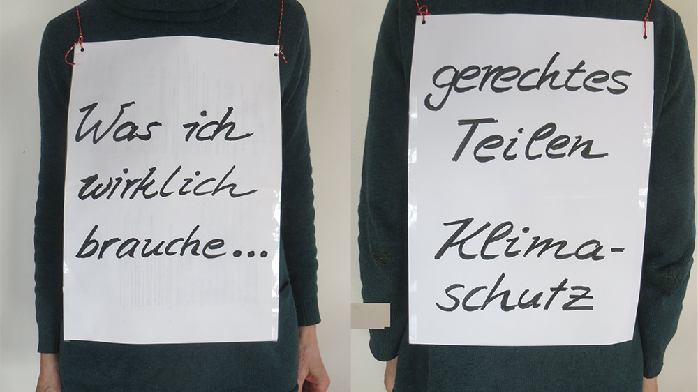 Mit Plakaten wird in Osnabrück demonstriert.