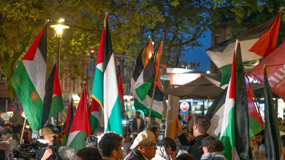 Demonstration im Oktober 2023 von pro-palästinensischen Aktivisten in Duisburg-Hochfeld, rund 110 Demonstranten zogen durch den Stadtteil und rechtfertigen den Angriff der Hamas gegen Israel