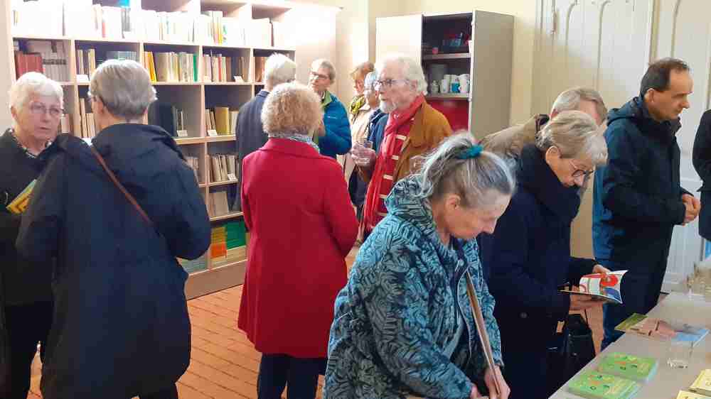 Plattdeutsches Kirchliches Zentrum eröffnet Verschenkbibliothek