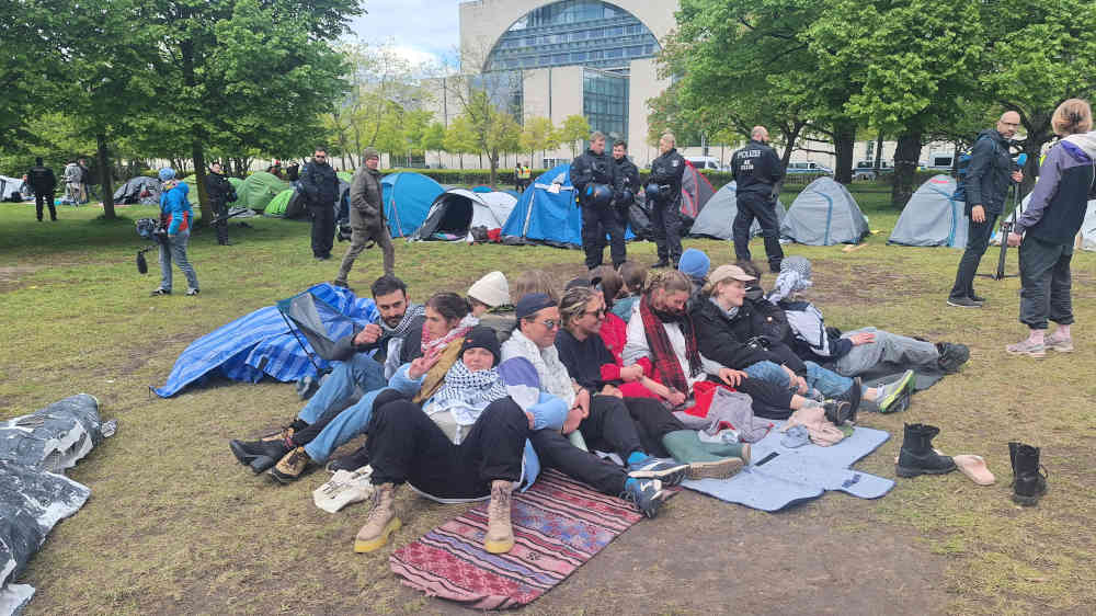 Auf der Reichstagswiese am Bundeskanzleramt hatten mehrere Personen ein Pro-Palästina-Protestcamp errichtet