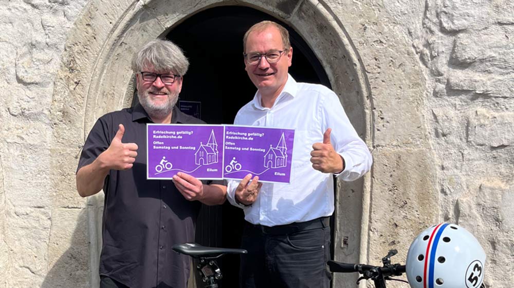 Küster Volker Uminski (l.) und Propst Martin Cachej laden in Eilum zur Radelkirche.