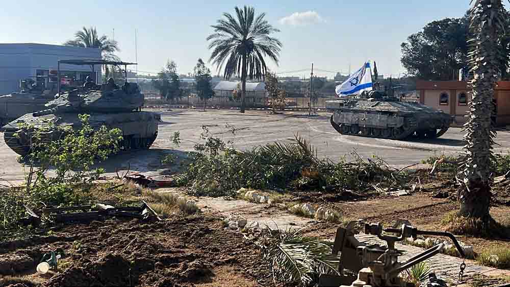 Am Grenzübergang Rafah fahren israelische Panzer vor