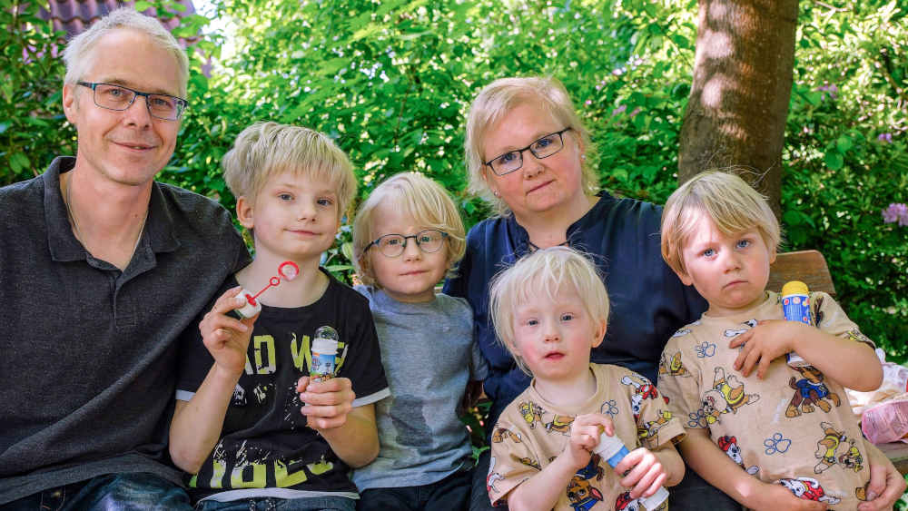 Jessica und Christian Rietz mit Jeremey (9), Jannik (6) und den Zwillingen Justin und Jannes (3)