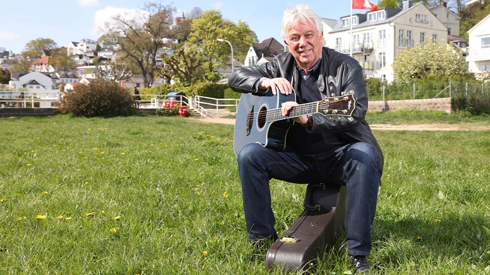 Liedermacher und Sänger Rolf Zuckowski in Blankenese an der Elbe in Hamburg