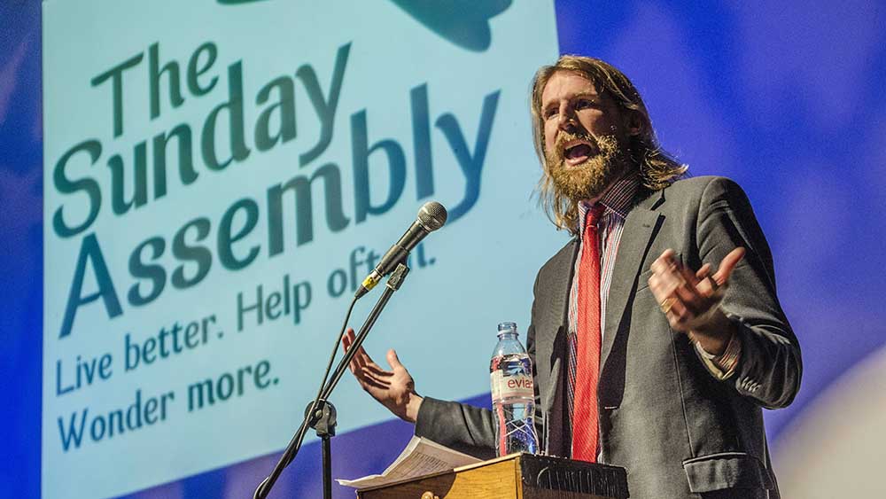 Der britische Komiker Sanderson Jones ist Mitgründer der "Sunday Assembly"