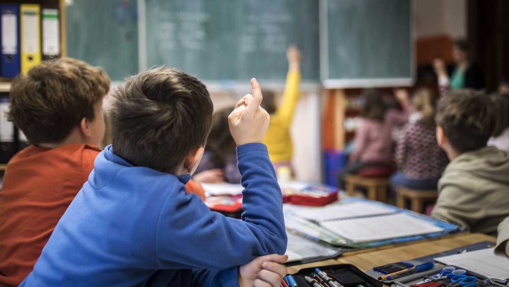 Für Kinder aus armen Verhältnissen sind die Bildungschancen unterschiedlich hoch, sagen Studien