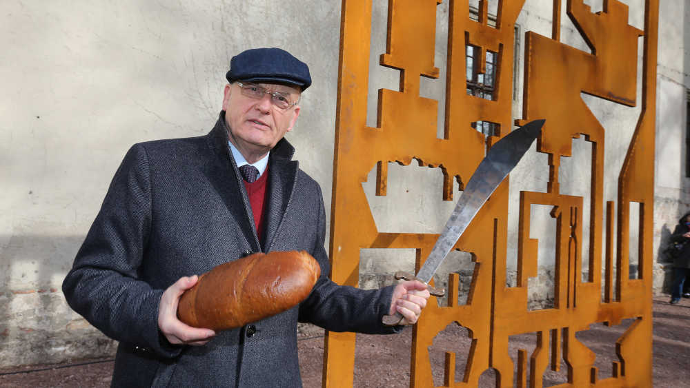 Die Skulptur erinnert im Wittenberger Lutherhof an die DDR-Friedensaktion "Schwerter zu Pflugscharen" vom evangelischen Kirchentag 1983