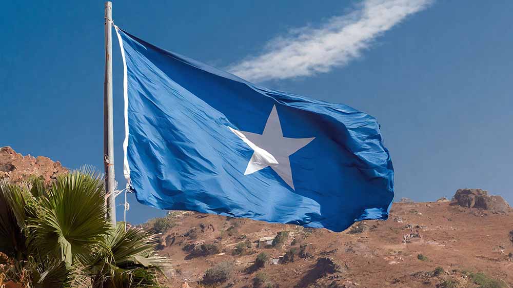 Die somalische Flagge flattert im Wind