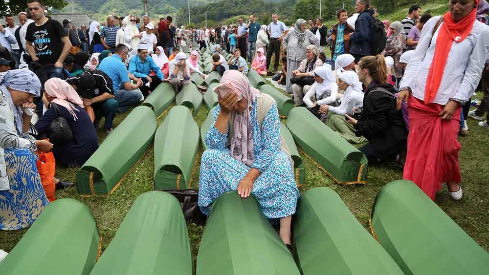 Im Juli 2014 werden 175 Menschen beerdigt, die erst viele Jahre nach dem Massaker identifiziert wurden