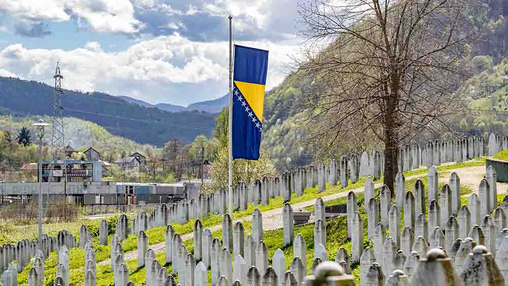 Am Völkermord-Mahnmal von Srebrenica weht die Fahne auf Halbmast