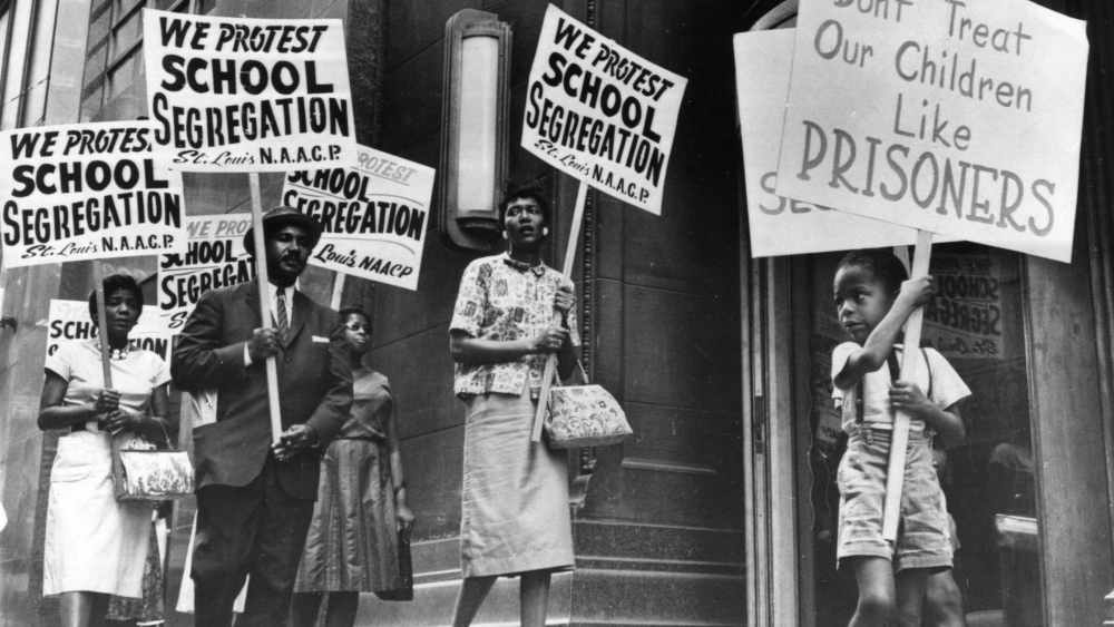 Streik des NAACP (National Association for the Advancement of the Coloured People) von St. Louis vor einem Schulamt gegen die Rassentrennung im Schulwesen