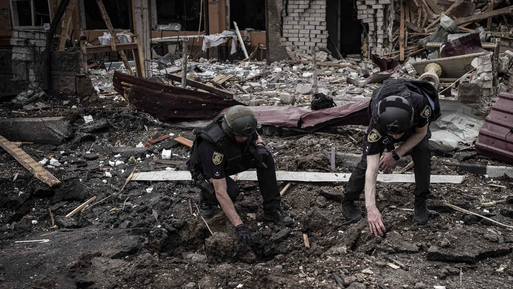 Nach einem russischen Angriff auf Kharkiw räumen Sicherheitskräfte auf
