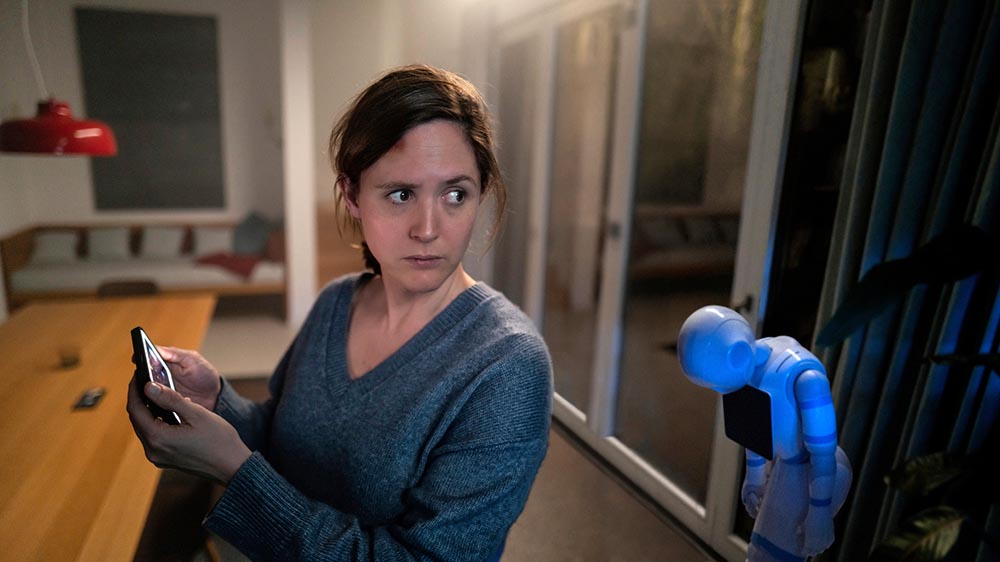 Emma (Emily Cox) ist allein zu Hause, als die Technik im Smart Home der Turguts verrückt spielt