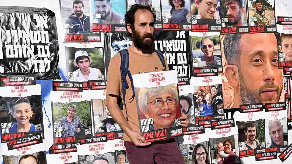 Jonathan Zeigen hält ein Foto seiner Mutter