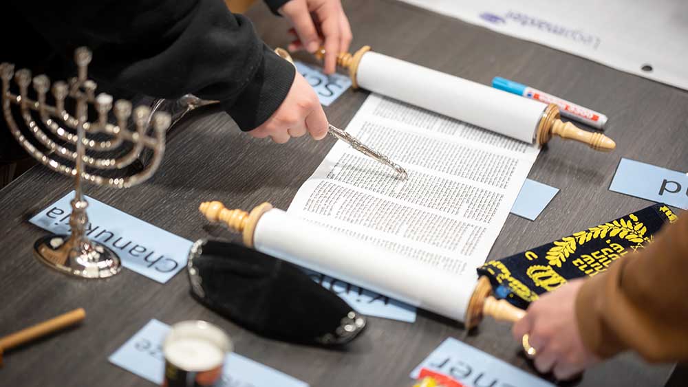 Was steht eigentlich in den heiligen Schriften? Die Jugendlichen untersuchen es genau